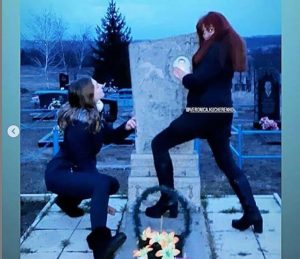 В Краматорске девушки-подростки устроили «фотосессию» на могиле