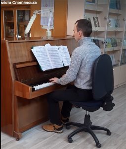 В Центральній бібліотеці Слов’янська пройде музичний вечір Мануйлова Максима “Пісні про кохання”