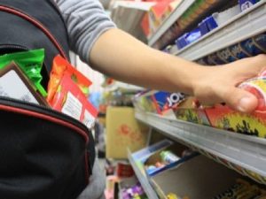 У Слов’янську 12-річну дівчину викрили в обкраданні супермаркету