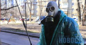 Противогазы, мошенники и мусор из окон: В Славянске рассказали о нюансах дезинфекции подъездов