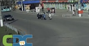 Пограбування серед дня на пішохідному переході