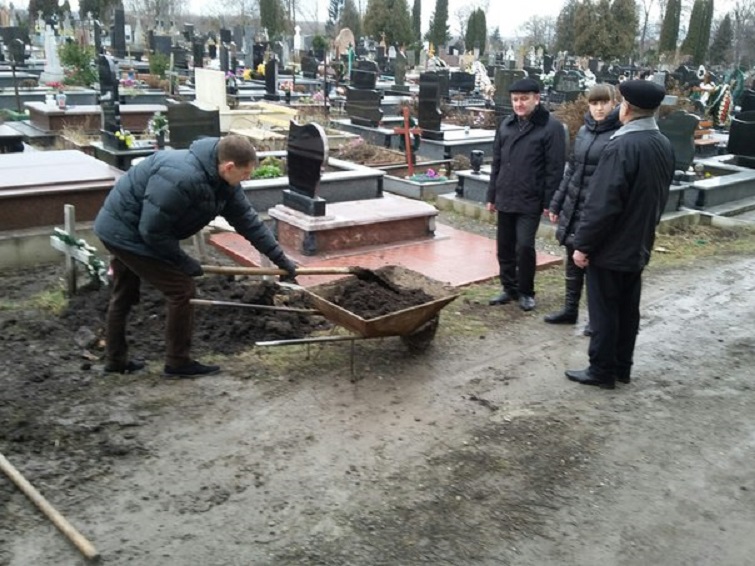 В Краматорске правонарушителей обяжут убирать кладбища и стихийные свалки