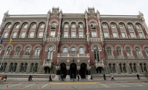 НБУ предложил выплачивать зарплаты и пенсии только в безналичной форме