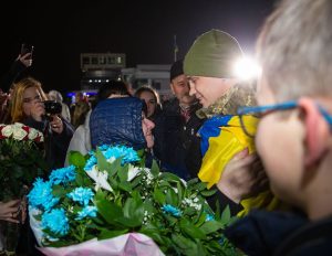 Освобожденные из плена украинцы начали получать по 100 тысяч гривен