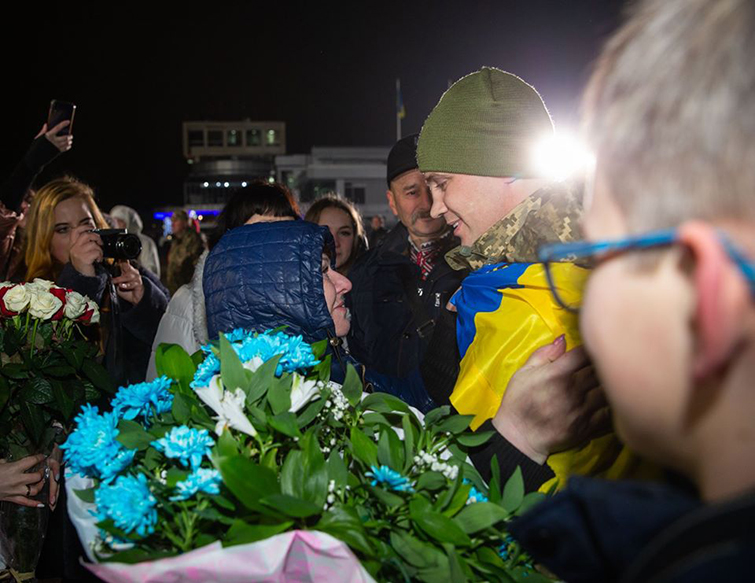 Освобожденные из плена украинцы начали получать по 100 тысяч гривен