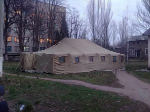 Фотофакт: в Краматорске развертывают палатки ГСЧС для сортировки больных коронавирусом