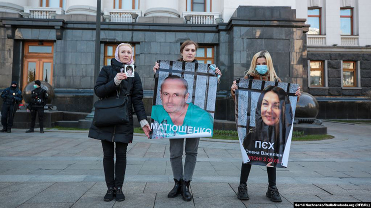 «Наші патріоти покинуті»: родичі полонених в ОРДЛО пікетували Офіс президента