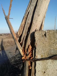 Люди умоляют о помощи: в Былбасовке скоро упадет аварийный столб