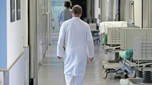 Врачей в больницах станут кормить, полицейским оборудуют комнаты для отдыха