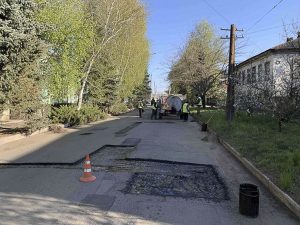В Славянске ремонтируют улицу Почтовую