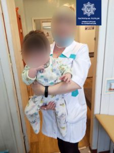 Патрульные передали медикам маленького мальчика, которого нашли в лесополосе, когда его родители были без сознания