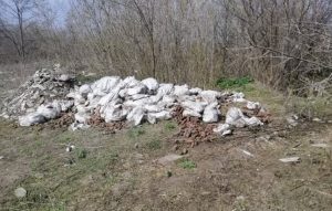 В Краматорске вместо того чтоб снизить цены на овощи, их выкидывают в балку. ФОТОФАКТ