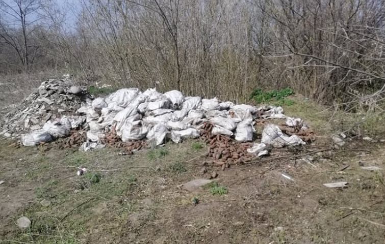 В Краматорске вместо того чтоб снизить цены на овощи, их выкидывают в балку. ФОТОФАКТ