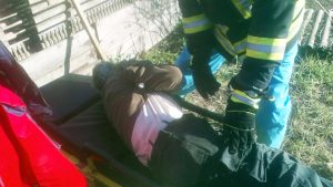 В Славянске мужчина упал с лестницы и напоролся на трубу