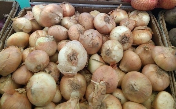 Цены резко упали: в Украину хлынул импортный лук