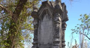 Более столетия: в Славянске показали единственное мраморное надгробие, сохранившееся с тех далёких времён