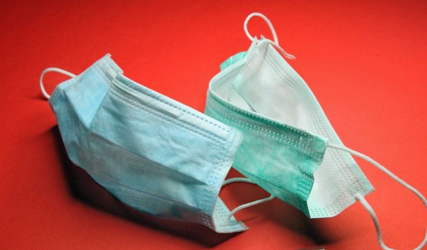 Жительница Краматорска пыталась продать “Укрзализныце” 700 тыс. контрафактных масок на 10 млн грн