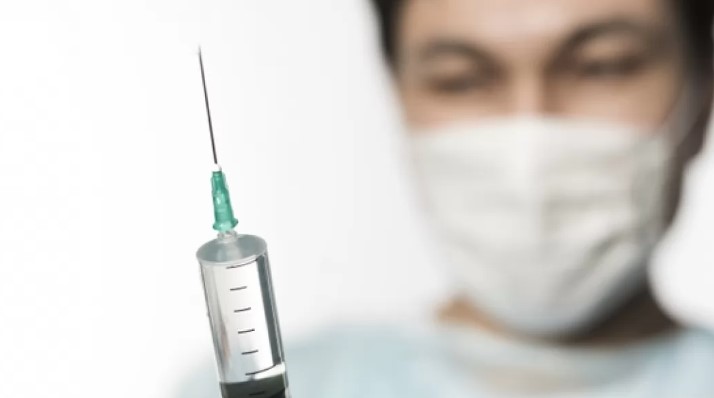 В МОЗ заявили, что части медработников сократят зарплаты, а еще часть – уволят