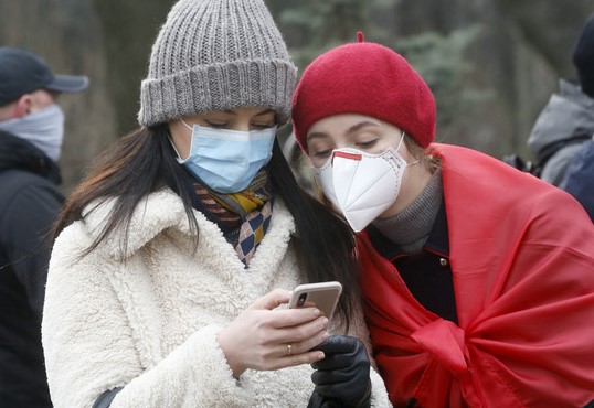 Только в маске и больше двух не собираться: кабмин ужесточит правила карантина