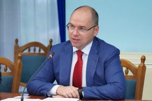 В Минздраве рассказали, нужно ли носить маску на пляже