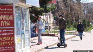 «Она же не помогает»: как люди на улицах реагируют на новые карантинные требования – быть в маске и не ходить группами