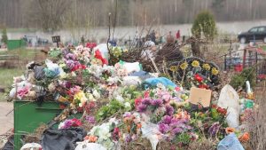 ПЦУ закликала не нести штучні квіти на кладовища