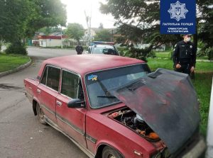 У Слов’янську водій 18-річний хлопець без водійського не вибрав безпечну швидкість та ледве не зніс стовп