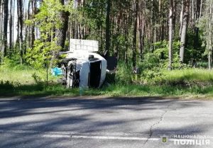 Автомобіль з жителями Святогірська перекинувся на дорозі у Лиманському районі