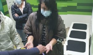 Помічника судді викрито на одержанні хабаря за обіцянку вплинути на рішення судді