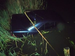 На Донетчине автомобиль скатился в воду. Спасая ребенка утонул полицейский