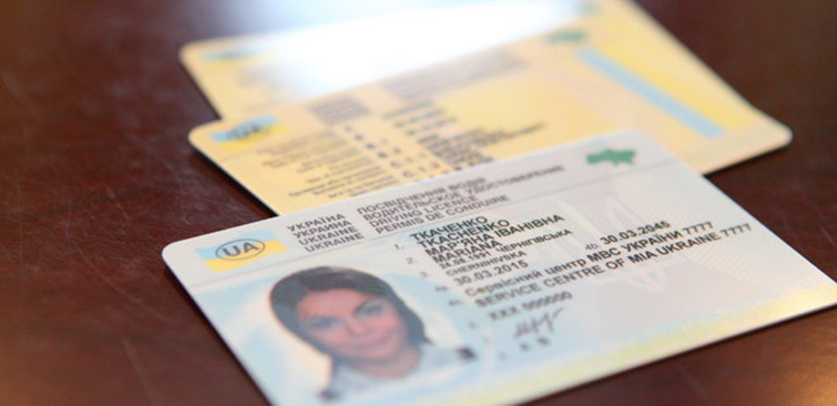 В Сети открыто продаются персональные данные украинцев из прав и паспортов