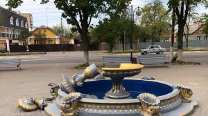 В Боярке девушка сломала фонтан ради “крутого фото”