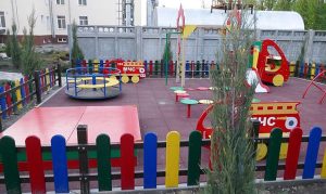 На Донеччині встановили дитячі лавки з російським логотипом «МЧС»