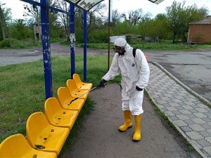 В Славянске продолжается обработка остановок и улиц