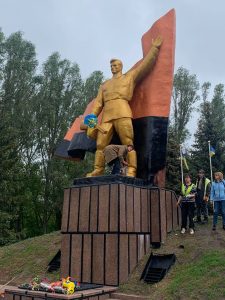 В Славянске декоммунизировали памятник Славы