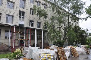 В Славянске продолжается ремонт родильного дома