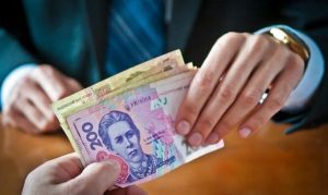 Начальница ЦПАУ в Донецкой области попалась на взятке за оформление загранпаспортов