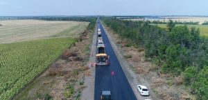 Зеленский подписал закон, позволяющий областям брать кредиты на ремонт дорог