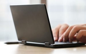 Украинцам разрешат голосовать онлайн на выборах осенью