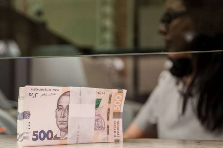 Опубликован список банков, которые украинцам будут выплачивать пенсии и зарплаты