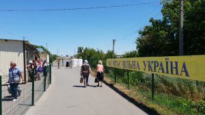 На КПВВ Донбасса продолжают прибывать люди