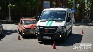 ДТП в центре Славянска: инкассаторский автомобиль столкнулся с “копейкой”