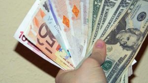 На длинных выходных курс гривны снизился еще больше