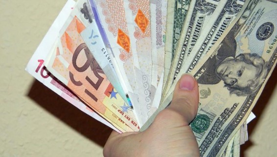 На длинных выходных курс гривны снизился еще больше