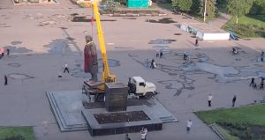 В Славянске чиновник напомнил, как демонтировали памятник Ленину 5 лет назад. Видео