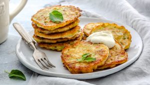 Оладьи из кабачков с зеленью со вкусом из детства: рецепт
