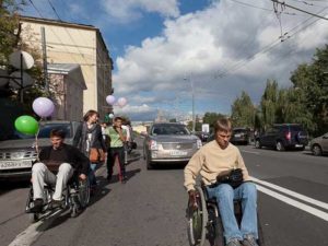 Людей в инвалидных колясках приравняли к велосипедистам: закон введен в действие