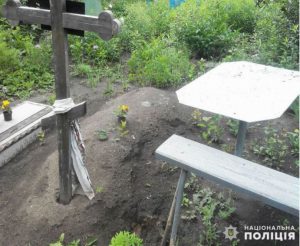 Дільничні поліцейські Слов’янська встановили чоловіка, який осквернив могилу на місцевому кладовищі