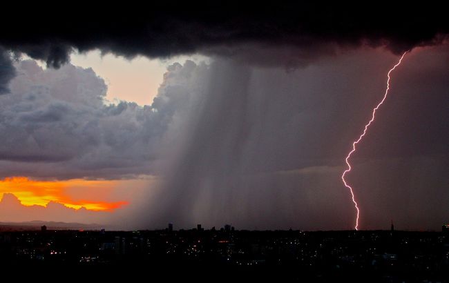 Астрономическое лето ворвется в Украину грозами и шквалами с градом: где разбушуется стихия