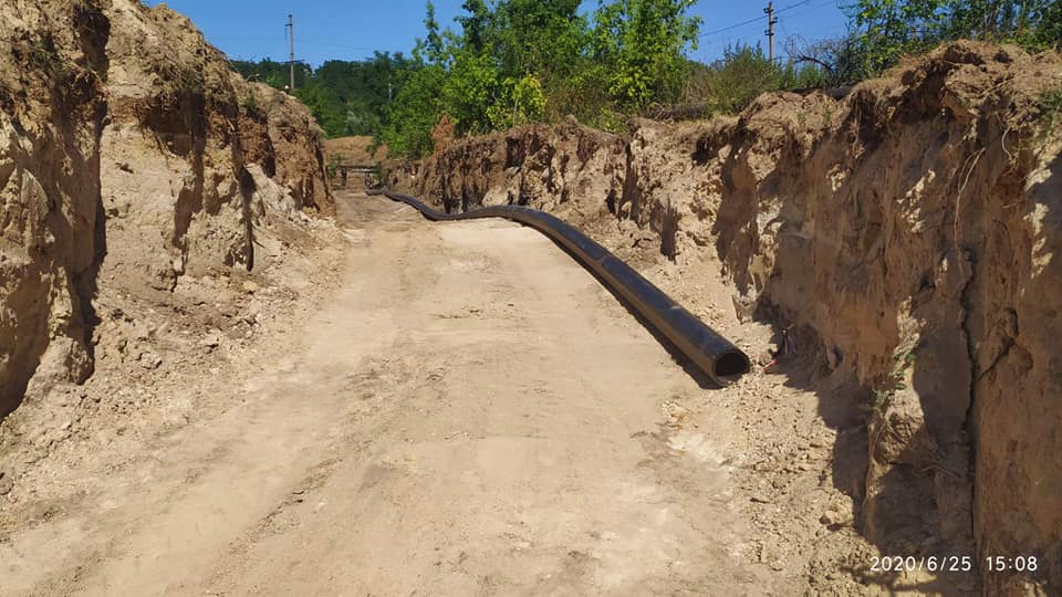 В Николаевке проводят реконструкцию канализационных коллекторов